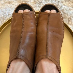 Clarks, women’s 9, camel sandals. Black strap, gold buckle. Gently worn.